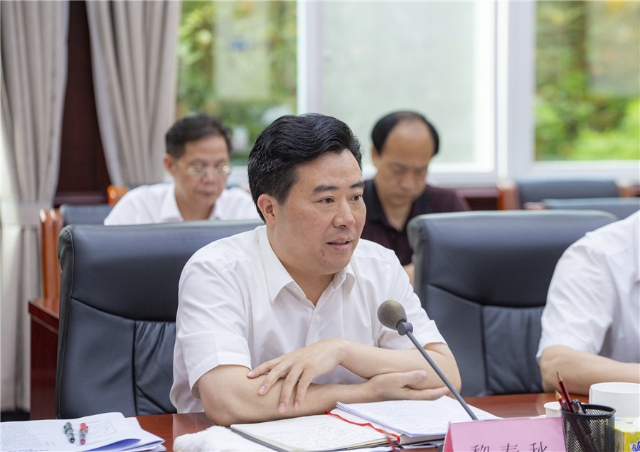 市委副書記、市長黎春秋講話。（以上照片均由本報記者 潘雨 攝）